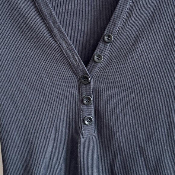 CITIZENS OF HUMANITY • Aideen V-Neck Henley Top in Charcoal - Picture 6 of 13